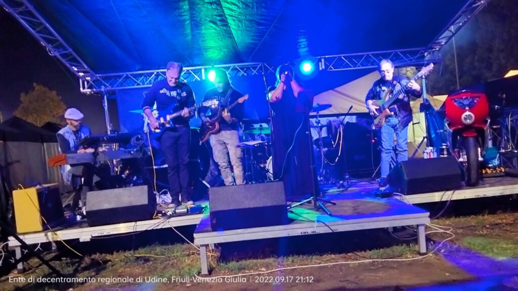 Simply the Blues al Living Room