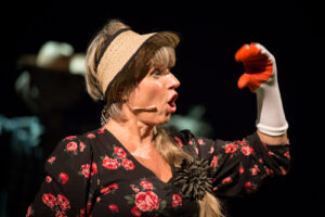 In cortile / Na dvorišču | Stagione delle Piume