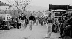 Giochi in fattoria per “bimbi grandi” con 3° torneo del “lancio della balla di fieno”